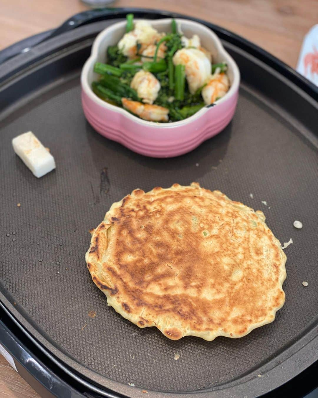 前田健太さんのインスタグラム写真 - (前田健太Instagram)「今日の夕食！ お好み焼き😊 奥にあるのは海老のアヒージョ！ 写真3枚目.4枚目に注目😂 何枚も作って普通の型に飽きたのでハートのお好み焼き作ってみた🤣 #お好み焼き #美味しかった #愛情ハートお好み焼き #笑 #妻はお腹いっぱいになってたので #結局自分で食べた #笑 #ソースとマヨネーズの塗り方にも注目」4月20日 14時26分 - 18_maeken