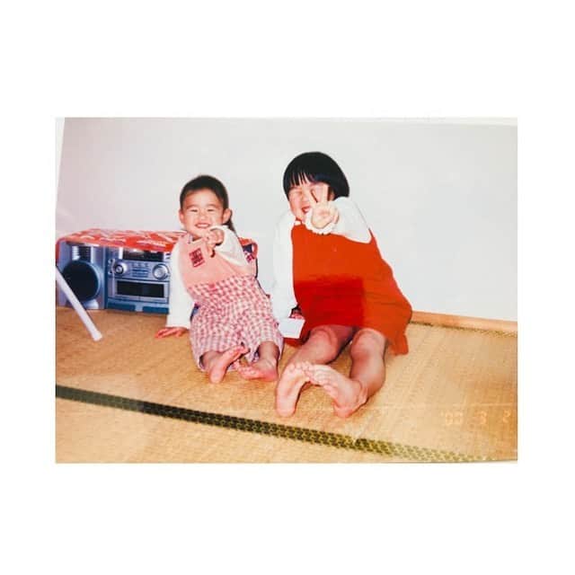 小川愛里奈さんのインスタグラム写真 - (小川愛里奈Instagram)「#幼少期👶🧒 #2枚目の写真はピースしてるつもりだけどできてない😂笑  #1日限定  #いいねトラップ」4月20日 14時31分 - o.eri12