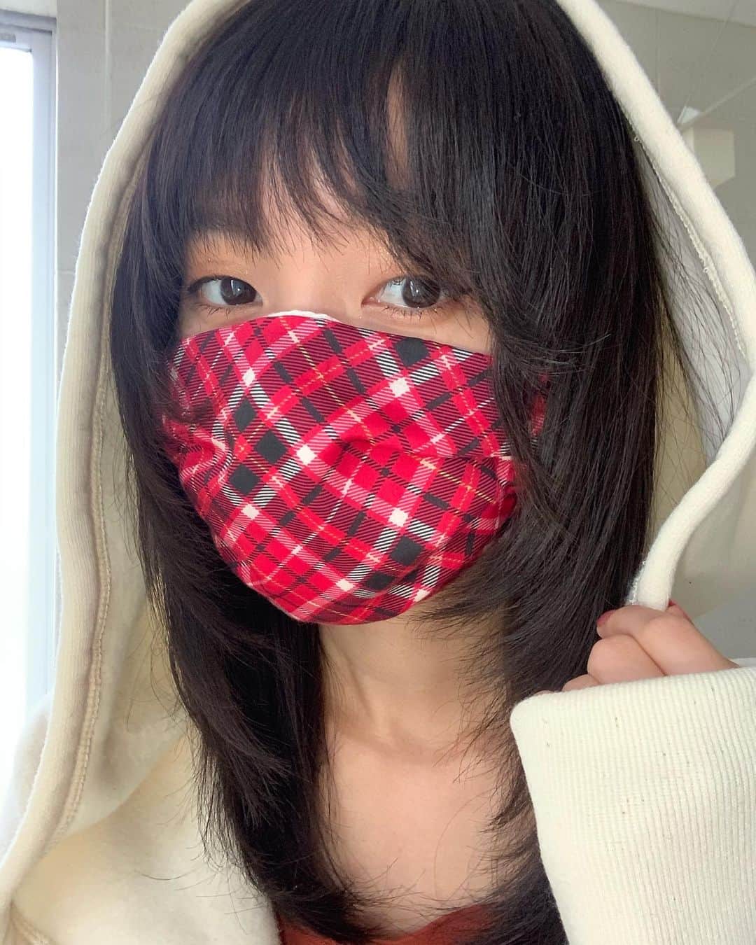 きなりのインスタグラム：「I made mask with mamm😷  #stayhome  先日の手作りマスクのインスタライブがキッカケで今月号のWWDコロナに負けるな特集の表紙に参加させてもらいました☀️ 今月号だけ特別無料購読が出来るので是非みなさま読んでみて下さい！おうち時間が楽しめるヒントが色々載っています☺️👏」