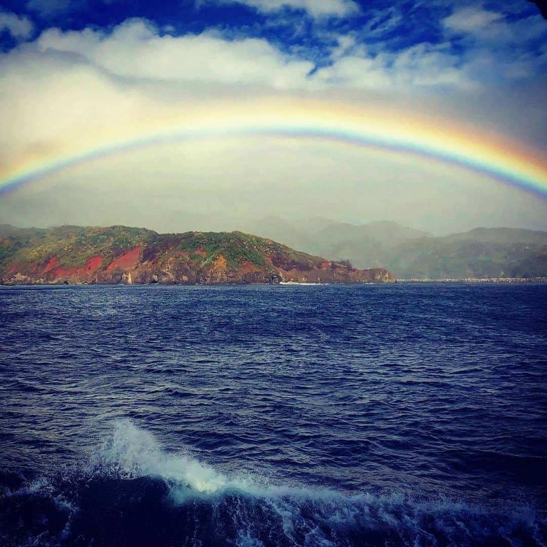 小笠原村観光局さんのインスタグラム写真 - (小笠原村観光局Instagram)「. #ogasawalove のハッシュタグを付けて投稿してくださった素敵な写真を紹介します。 . ▼本日の作品は @travelermatsuhashi  さんのお写真です。 島に訪れると急なスコールに立ち会うこともありますよね☔️でも、きっとその後には虹色の景色に出会えることも！ 母島をやさしく包みこむ”虹のエール🌈”をお届け . 📍小笠原諸島・母島 . ■□■□■□■□■□■□ . あなたの小笠原の写真に#ogasawalove のハッシュタグを添えて投稿してくださいね 当アカウントでご紹介させていただきます！ . それでは次回の投稿もお楽しみに♪﻿ ﻿ . ■□■□■□■□■□■□」4月20日 14時37分 - ogasawara.official