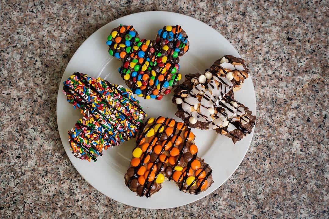 アシュリン・ピアースのインスタグラム：「What a fantastic #InstaBake today! 👩🏼‍🍳 I had the most wonderful time making these Disneyland inspired rice krispie treats with you all. 🥰 Even though we can’t walk through the beautiful streets of Disney right now, at least we can close our eyes, take a bite of one of these yummy treats, and remember the magic of Disneyland! ✨ I hope you all will join me again next Sunday for another fun and exciting InstaBake! ❤️ 📷: @thecinesol  #AshlynPearce #Baking #Bake #Baker #Pastry  #Pastries #PastryChef #Chef #Disney #Disneyland #SweetTreats #Treats #Candy #Photography #Yummy #Nom #Chocolate #DisneylandPastries #SpeakYourself #LoveYourself #MickeyMouse #Mickey #Love #Happiness #Delicious #Actress #Model #Director #KeepSmiling」