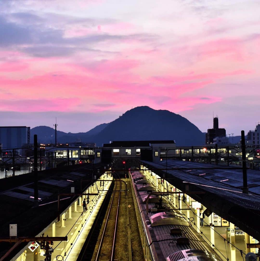 平塚市さんのインスタグラム写真 - (平塚市Instagram)「* 【お家に居ながら#hiratsukagood】 お出かけして写真が撮れない… そんな今だからこそ、 撮りためた写真をお披露目！ 湘南平に海、平塚駅の夕景など、 アカウント立ち上げ当初の写真たちです。 前に投稿したことがあっても、 ちょっぴり時季外れでも、いいんです。 みんなで写真を見せ合って、 お家時間を楽しくしませんか？  ㅤㅤㅤㅤㅤㅤㅤㅤㅤㅤㅤㅤㅤ 人同士の距離を適切にとる 「ソーシャル・ディスタンシング」にちなんで ハッシュタグも距離をとってみました。  #_h_i_r_a_t_s_u_k_a_g_o_o_d ※アンダーバー1つにつき2メートル  ㅤㅤㅤㅤㅤㅤㅤㅤㅤㅤㅤㅤㅤ あなたが撮影した平塚のお気に入り写真を このハッシュタグで紹介してね。 (もちろん、#hiratsukagood もお忘れなく♪) *** #手をつなぎたくなる街 #hiratsukagood #hiratsuka#平塚 #kanagawaphotoclub #_h_i_r_a_t_s_u_k_a_g_o_o_d #アンダーバー1つにつき2メートル #ソーシャルディスタンシング #socialdistance #socialdistancing #写真好きな人と繋がりたい #写真撮ってる人と繋がりたい #写真整理#過去pic #湘南平#海#駅」4月20日 14時42分 - hiratsukagood