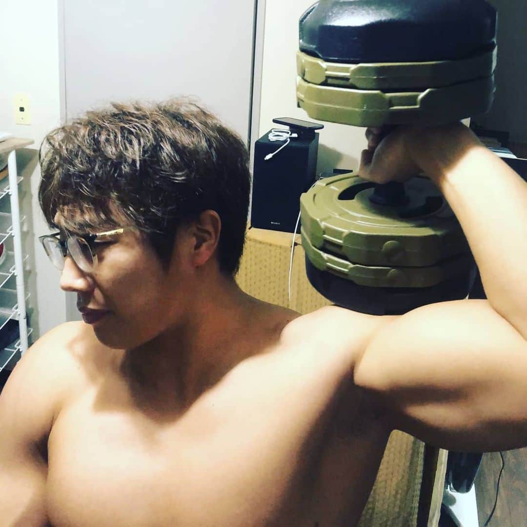 竹下幸之介のインスタグラム：「マッスル北村氏リスペクトの家トレです。  #follow #followme #likeforlike #wrestling #workout #muscle #training #motivation #ファッション  #プロレス #家トレ #fitness #マッスル北村」