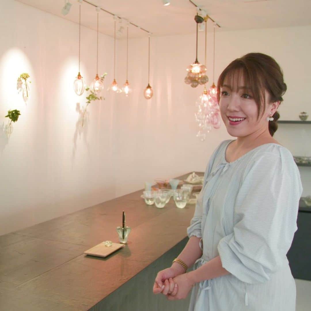 フジテレビ「空旅をあなたへ」さんのインスタグラム写真 - (フジテレビ「空旅をあなたへ」Instagram)「今週木曜22:54～の「空旅をあなたへ」は、 アーティスト 平原綾香さんの沖縄空旅です✈️✨ 「旅」と「音楽」をテーマに 番組では素敵な旅を紹介します！  今回は工芸の里・読谷村（よみたんそん）にあるガラスのギャラリー、 HIZUKIへ訪れます✨  ここでは、沖縄の優しさを感じる アーティスティックなおおやぶみよさんの作品に出逢えます☺️💐 沖縄の海の色を表現した作品も多く、 ガラス作品からも沖縄を感じられます🏖🌊 平原さんも素敵なガラス作品に思わずうっとり・・🌼🥺 アートと沖縄を一緒に感じられる 空旅です！ ‪ ‬ #フジテレビ  #空旅  #空旅をあなたへ ‪#soratabi‬ ‪#平原綾香 さん‬ #沖縄 #読谷村  #ギャラリー  #hizuki  #おおやぶみよ さん #ガラス作品」4月20日 14時53分 - soratabi_fuji