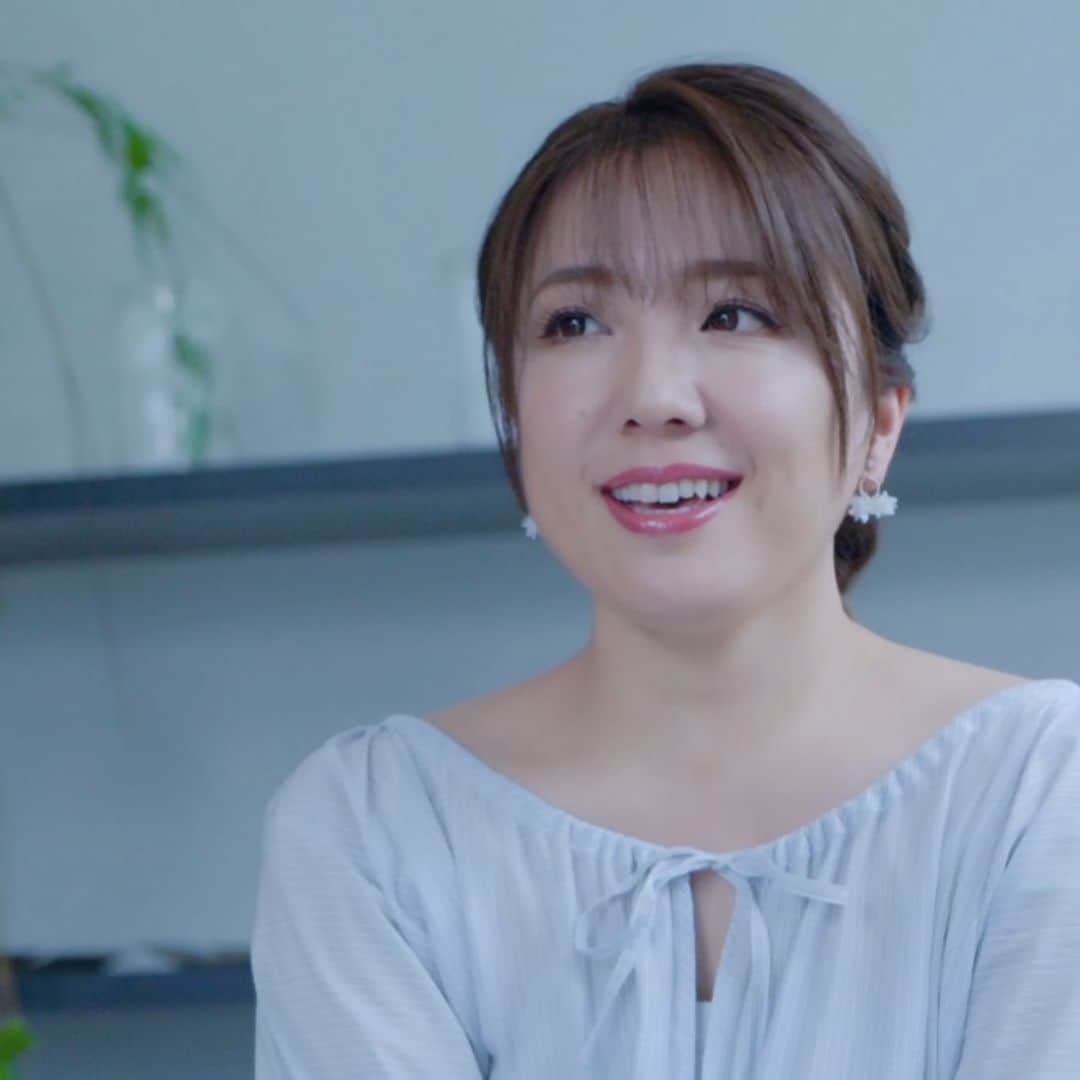 フジテレビ「空旅をあなたへ」さんのインスタグラム写真 - (フジテレビ「空旅をあなたへ」Instagram)「今週木曜22:54～の「空旅をあなたへ」は、 アーティスト 平原綾香さんの沖縄空旅です✈️✨ 「旅」と「音楽」をテーマに 番組では素敵な旅を紹介します！  今回は工芸の里・読谷村（よみたんそん）にあるガラスのギャラリー、 HIZUKIへ訪れます✨  ここでは、沖縄の優しさを感じる アーティスティックなおおやぶみよさんの作品に出逢えます☺️💐 沖縄の海の色を表現した作品も多く、 ガラス作品からも沖縄を感じられます🏖🌊 平原さんも素敵なガラス作品に思わずうっとり・・🌼🥺 アートと沖縄を一緒に感じられる 空旅です！ ‪ ‬ #フジテレビ  #空旅  #空旅をあなたへ ‪#soratabi‬ ‪#平原綾香 さん‬ #沖縄 #読谷村  #ギャラリー  #hizuki  #おおやぶみよ さん #ガラス作品」4月20日 14時53分 - soratabi_fuji