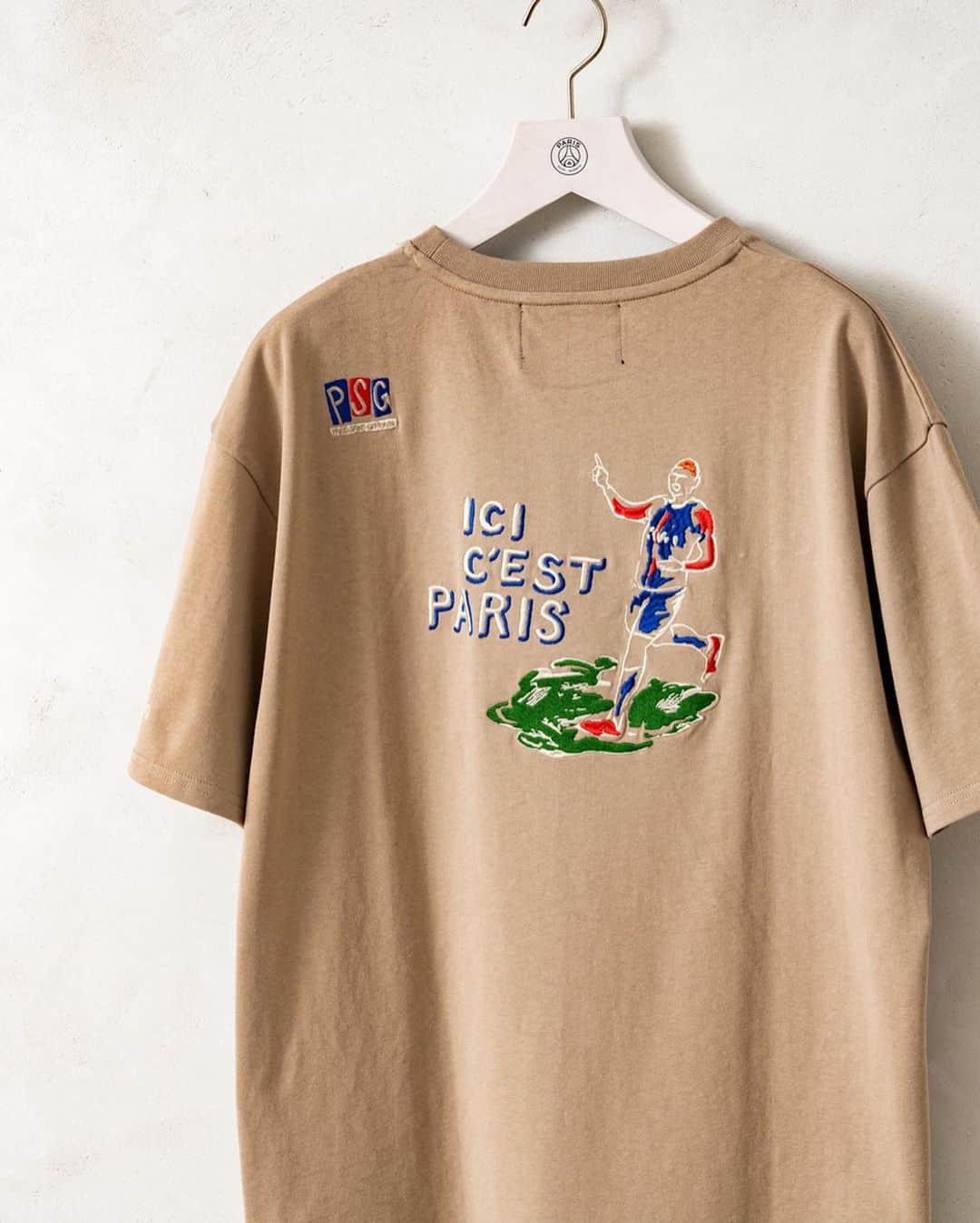 EDIFICEさんのインスタグラム写真 - (EDIFICEInstagram)「【予約】Paris Saint-Germain - ICI C’EST PARIS 刺繍 Tシャツ -﻿ ﻿ その年によってエクスクルーシブで描かれる日本企画のアロハ柄は、2020年クラブ創立50周年を迎えるパリサンジェルマンを記念したグラフィック。﻿ ﻿ そのアロハ柄の中から一部にフィーチャーし、伝統的なスカジャンに用いられる刺繍技法を用いて美しく立体的に仕上げました。﻿ ﻿ ﻿ 【Paris Saint-Germain / パリサンジェルマン】﻿ フランス・パリに本拠地を置くフットボールクラブ「Paris Saint-Germain」。1970年に創設し、1974年以降はリーグ・アン（フランス1部リーグ）に在籍し続けており、様々なタイトルを獲得している強豪クラブとして広く認知されています。世界的なトッププレーヤーの移籍も盛んに行われ、度々シーンを盛り上げる事も。数々の輝かしい功績で多くのファンの心を掴んでいます。﻿ ﻿ ﻿ ﻿ ﻿ Tee : 【PSG TOKYO】¥9,000+tax﻿ No : 20071340000610 ﻿ ﻿ ﻿ ﻿ ﻿ ﻿ ﻿ ﻿ ﻿ ﻿ ﻿ ﻿ ﻿ #edifice #psg #parissaintgermaintokyo #parissaintgermain #embroidery #parissaintgermainstoretokyo #psg_tokyo #collaborate #sportystyle #skajyan #2020ss #springsummer #teeshirt﻿ #teestyle #summerfashion #japanmodel #psg #stylefromtokyo #fashionaddict #unisexdesign﻿ #mensfashion #ladiesfashion #unisexfashion」4月20日 14時45分 - edifice.jp