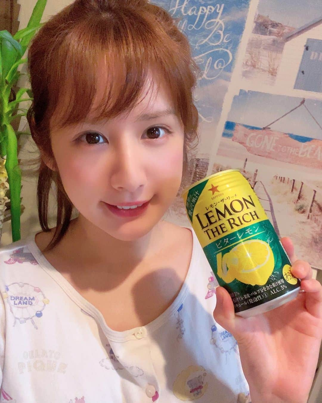 カブトムシゆかりさんのインスタグラム写真 - (カブトムシゆかりInstagram)「大好きな『#レモンザリッチ』🍋 限定フレーバーも飲んできたしお家飲みではお世話になりっぱなしですが、 なんと！この度リニューアルしてさらに美味しくなりました💓💓💓 とにかくレモンが濃い！ 爽やかさにプラスしてほろ苦さも味わえる「濃い味ビターレモン」がおすすめですが、日替わりで気分と共にフレーバーも変えてます🍋💓 . #進化系レモンサワー #レモンサワーの理想形 #濃い派のレモンサワー #理想の贅沢果汁　#PR  #レモンサワーファンクラブ」4月20日 14時47分 - kabutomushiyukari