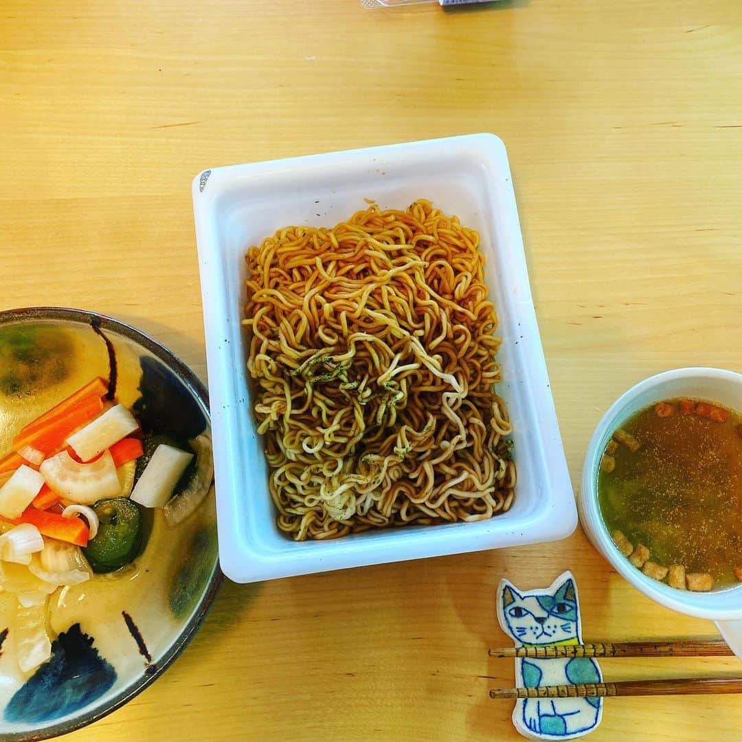ただすけのインスタグラム：「【間違い探し】 夜に向けて味噌汁と漬物を仕込みながら、昼は手抜きでペヤング焼きそばを食べようかと。 一箇所間違いがありますが、どこでしょうか。 【５点】」