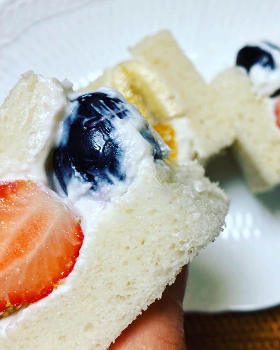 石榑亜紀子さんのインスタグラム写真 - (石榑亜紀子Instagram)「週末、息子の1歳ケーキを試作🎂 水切りヨーグルトって 初めて作ったけど、 簡単でこんなに美味しいんですね！  毎日水切りしようかと 思うぐらい美味しい👍  ついでにフルーツサンド 作ったら美味😍  生クリームじゃないから ヘルシーでオススメです  #おうち時間 #stayhome  #おうちスイーツ #おうちカフェ #スイーツ #ケーキ #手作りケーキ #水切りヨーグルト 恐るべし！ #cake #sweets #赤ちゃんケーキ #🍰 #🎂 #お誕生日ケーキ #カフェ好きな人と繋がりたい #家で過ごそう #走る気象予報士 #アスリートフードマイスター2級  #0歳 #生後11ヶ月  #赤ちゃんのいる暮らし #新米ママ #赤ちゃんのいる生活」4月20日 14時58分 - guregure_46