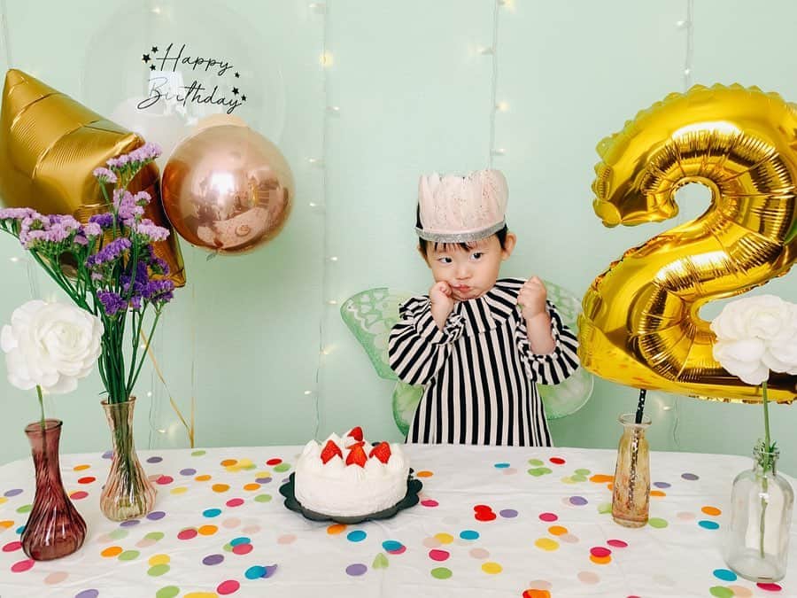 のインスタグラム：「2020.4.20 ❶ Happy 2nd Birthday, Len🎈 れん 2歳に なりました🎂🎁🎉🍭👑 * 最近は、イヤイヤも 増えてきたけど、甘えん坊で  ひょうきんで 笑顔いっぱいの👶🏻の事が、 可愛くて 愛おしくて 仕方ないです🥰✨ * これからも すくすく元気に育ってね🙏🏻🦋🌈✨ 大好きだよー❤️❤️❤️ * #2歳#お誕生日#2歳誕生日#2歳バースデー#おめでとう#大好き#おうちスタジオ#happybirthday#birthday#🎂」