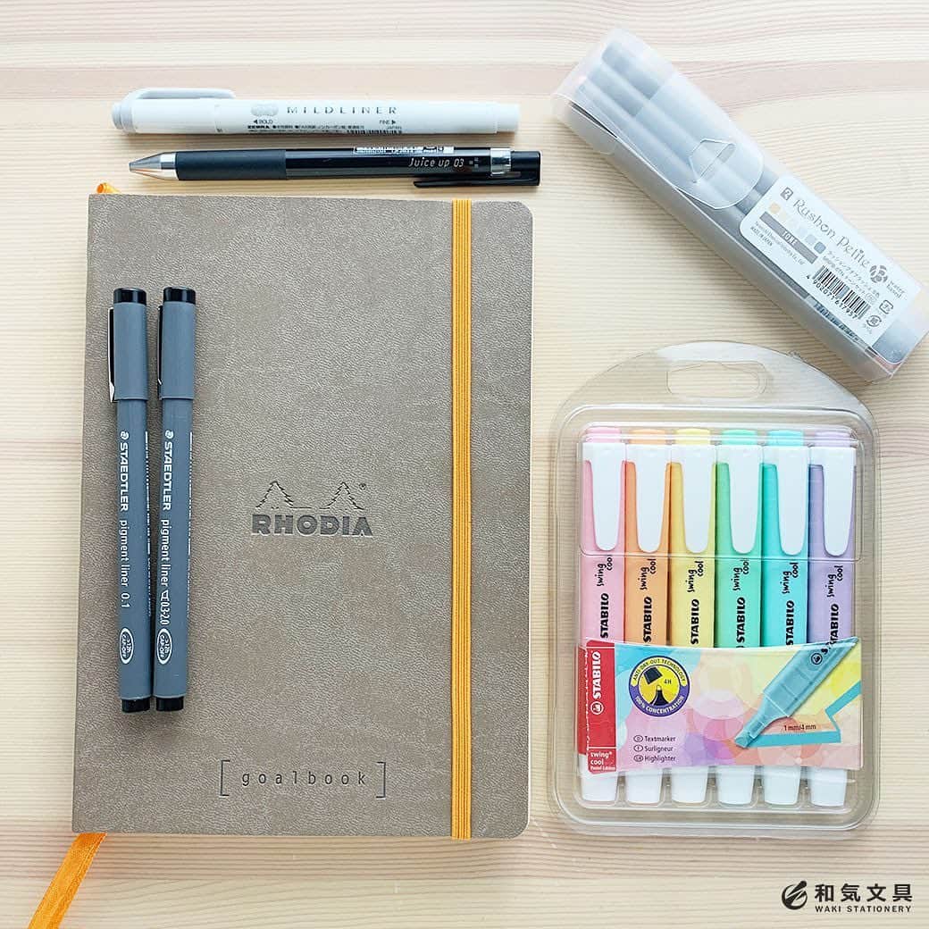 文房具の和気文具さんのインスタグラム写真 - (文房具の和気文具Instagram)「今回はマーカーで『シマシマ カラーチャート』を書いてみました。最近、ステッドラー スイングクール パステルの発色が好きなんですが、どの組み合わせが一番かわいいんだろう？と、気になっちゃって、全組み合わせを書いて見たというわけです。ワクワク♪ ・ 手順など詳細はウェブマガジンで紹介しています。 ↓プロフィール欄のURLからどうぞ @wakibungu ・ 色の組み合わせに迷ったら『カラーチャート』ぜひお試しくださいませ。 ・ #手帳 #日記 #ノート #文房具 #文具 #文具控 #手帳会議 #手帳デコ #マーカー #スタビロ  #diary #journal #notebook #stationery #stabilo #和気文具 #大阪 ・ #うちで過ごそう #stayhome」4月20日 15時13分 - wakibungu