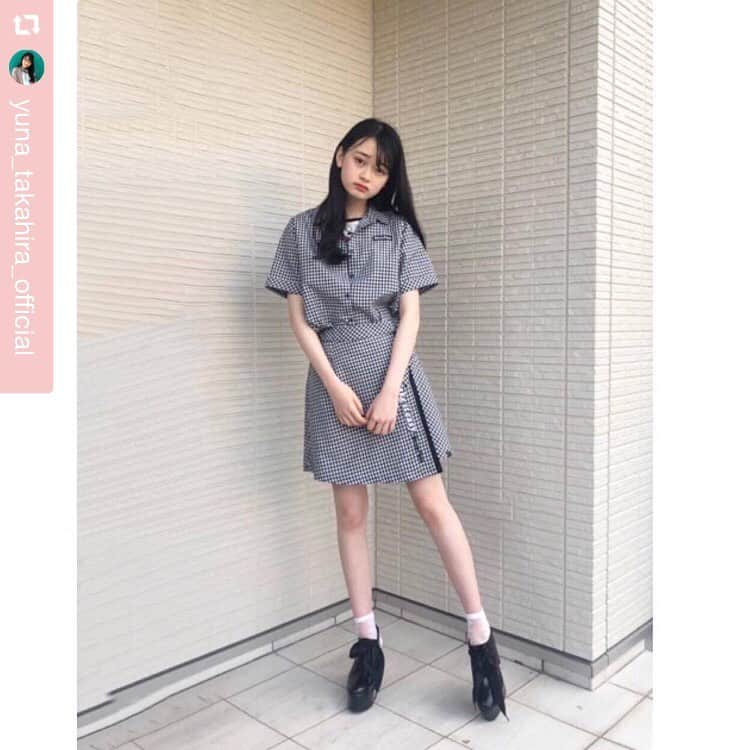 girls fesさんのインスタグラム写真 - (girls fesInstagram)「2020.04.20﻿ ﻿ メゾ ピアノ ジュニアのイメモのユナちゃんが＃おうちでメゾピアノジュニア を楽しんでくれてます♥️♥️﻿ ﻿ モノトーンチェックの中にチラッと見える、真っ赤なチェリーがポイント🍒﻿ さすが、ゆなちゃん💖ポイントしっかりおさえてる‼️﻿ ＃おうち時間 がメゾでもっと楽しくなりますように✨✨﻿ ﻿ #repost @yuna_takahira_official ﻿ 今日はメゾピアノの服を着てお家ですごしたよ！！.﻿ ♥﻿ ♥﻿ ♥﻿ チェックのセットアップコーデで中のTシャツのさくらんぼがチラッと見えてるのが可愛いよ(サクランボ).﻿ ・﻿ ・﻿ #高比良由菜.﻿ #ニコプチ#プチモ.﻿ #メゾピアノジュニア#mezzopianojunior.﻿ #おうちでメゾピアノ」4月20日 15時15分 - girlsfes_official