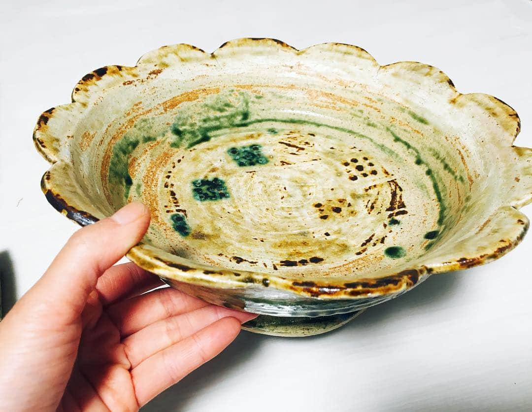 杜このみのインスタグラム：「この器は、#岩永浩 さんの奥様の作品✨ プレゼントで頂いたばかりで、 これから大切に使わせて頂きます❤︎ 土の匂いがしそうな温かみのあるお皿は、私が器好きになったきっかけです♪」