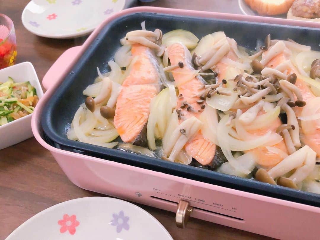 南まりかのインスタグラム：「. 本日のBRUNOランチは塩鮭を使った簡単ランチ♬  塩鮭だから味付けいらず✌︎ オリーブオイル、塩鮭、玉ねぎ、しめじ、料理酒だけでフワフワの鮭がおかずに。  雨の日って何もしたくなくなるけど(笑)、これはホントに楽だった( *´꒫`)笑  #bruno #ホットプレート #ランチ  #おうち時間 #おうちごはん #簡単ごはん  #塩鮭 #フワフワ #蒸し焼き #女の子のママ」