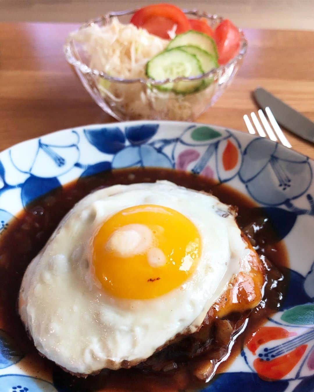 パク・ミンジのインスタグラム：「치-즈 함박, 오랜만에 꺼낸 좋아하는 샐러드보울, 그리고 아직 쬐끔 완벽하지 못 한 써니사이드업( •́ ̯•̀ )..ㅎㅋ  #homemadecooking」