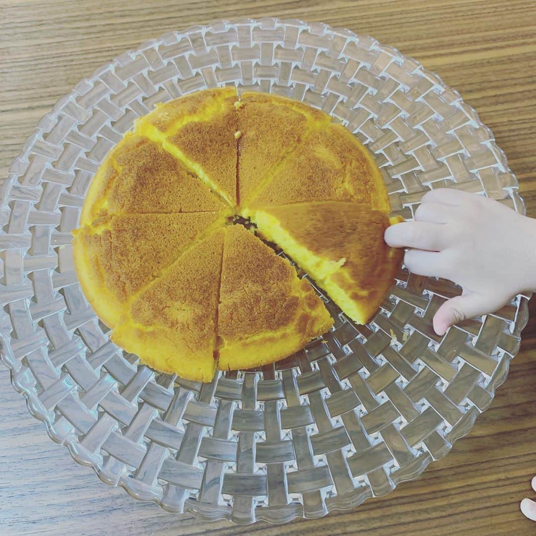 百千糸のインスタグラム：「野菜ケーキ作ってみた🍰 忍び寄る息子の手。」