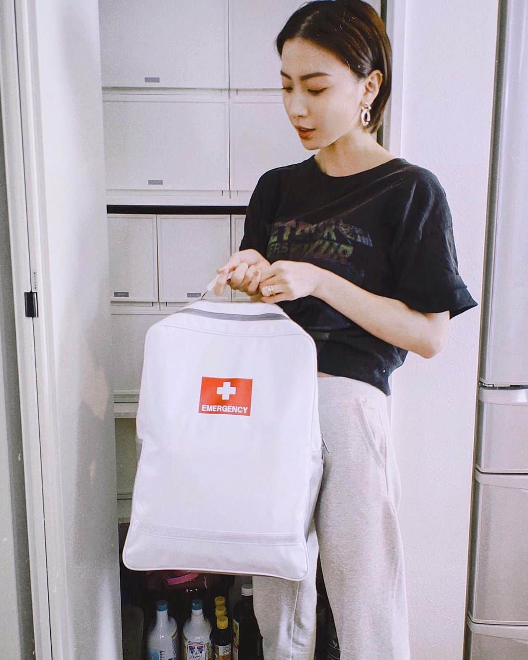 ソンイのインスタグラム：「買わなきゃと思いつつ用意出来ていなかった防災グッズをようやく準備しました⛑🤍﻿ ﻿ 昨年の大型台風の時は我が家もいつでも避難所へ移動できるようにリュックに荷物を詰め込んだものの、必要なのに準備不足だと思った物が多すぎて😔﻿ ﻿ 私は @bousai_d の30点避難セットに惹かれて、中身は長期保存水・非常食・ガスコンロ・簡易トイレ・ランタン・ラジオなど💯﻿ それだけじゃなくバック自体も防火・防水されており持ち手には反射板が設置されていたりととても機能的😌﻿ グッドデザイン賞を受賞しただけあってシンプルでスタイリッシュな見た目も嬉しいな🤍﻿ ﻿ 皆さんも防災意識を高めて災害時に家族を守れるように、備えられる事はしっかりと準備をしましょう✊🏻﻿ ﻿ #PR #防災防犯ダイレクト #防災セット #防災グッズ﻿ #防災リュック #防災 #キッズ防災セット #地震対策﻿ #地震対策30点避難セット #災害 #非常食 #災害対策」