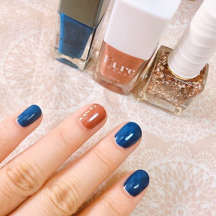 長井かおりさんのインスタグラム写真 - (長井かおりInstagram)「3色使いのおうちネイル提案です💅﻿ ﻿ ヴィンテージっぽい﻿ 大人なカラーで﻿ お仕事モードをキープしましょ👩‍💼✨﻿ ﻿ オンライン会議なら﻿ 多色使いやラメをのせても﻿ OKですかね〜😆😘﻿ ﻿ ☆使用ネイル☆﻿ ・THREE ネイルポリッシュ﻿ 　110 CRUEL CREATION﻿ ﻿ ・キュアバザー　ネイルカラー﻿ 　テールローズ﻿ ﻿ ・エレガンス クルーズ フローリックネイルラッカー﻿ 　104 ダズリングシルバー﻿ ﻿ #おうち時間　#おうち時間を楽しもう　#セルフネイル　#naildesigndesign 　#ラフ可愛ネイル　#ネイル　#オンライン会議　#テレワーク　#ヴィンテージカラー　#ネイルデザイン　#ラメネイル　#トッピングネイル　#ネイルアート　#おうちネイル #簡単ネイル　#ネイルデザイン #ネイル #THREE　#スリー　#エレガンス　#エレガンスクルーズ　#elegancecruise #elegance #キュアバザー #kurebazaar」4月20日 15時29分 - kaorimake