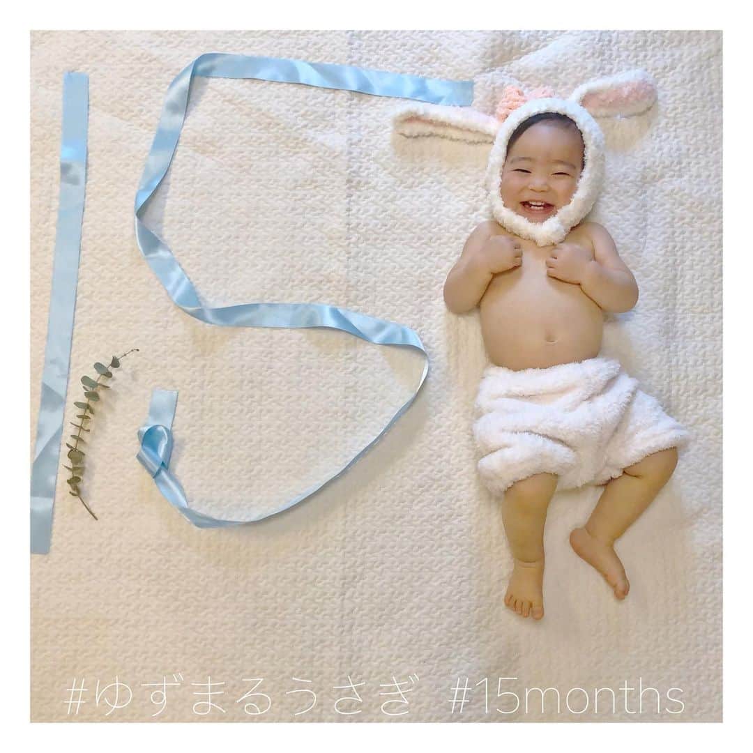 mamamizu.32のインスタグラム：「15months﻿ ﻿ ﻿ #ゆずまるうさぎ ﻿ 自粛してたらあっとゆーまに１か月w﻿ はやすぎてやだぁ〜😂💦﻿ ﻿ ﻿ ━━━━━━━━━━━━━━━━━━✍🏻️﻿ ﻿ 成長記録☟☟☟☟﻿ ✔身長79cm 体重10.2㎏ 足12cm﻿ (先月推定で書いてたけど間違ってた笑)﻿ ✔お砂場ブーム﻿ ✔ジュエリーキャットのうさぎLOVE﻿ ✔ぬいぐるみ遊びがだいすき﻿ ✔見知らぬ人にも手を振る﻿ ✔喃語の種類が増えて言葉も理解してる﻿ ✔踏切の音でヘッドバンキングする🤣﻿ ✔パパー！が言えるようになった﻿ ✔舐める癖がだいぶ減った！！﻿ ✔犬をみると興奮して触りに行く﻿ ✔ネントレスタート！﻿ ✔ジャンプをしたがる﻿ ✔片足上げて踊ったりする﻿ ✔髪の毛のびた♡﻿ ✔英語の意味を理解してる！驚き！﻿ ﻿ 理解して行動できる英語たち👇🏻﻿ around﻿ peekaboo﻿ jump﻿ hooray﻿ touch﻿ Shake﻿ eye👁ear👂🏻toes🦶🏻nose👃🏻﻿ bellybutton(おへそ)﻿ Yes🙆‍♀️/No🙅‍♀️﻿ Hello👋🏻&good-by👋🏻﻿ open your hand✋🏻﻿ close your hand✊🏻﻿ ﻿ ディズニー英語の母国語式って本当に﻿ 凄いんだなぁと驚いてます😳急に﻿ 色々理解しはじめた😳😳😳😳😳﻿ ﻿ ﻿ あと、﻿ ﻿ ゆっちゃんのお食事についてたくさん﻿ 反響あって嬉しかったです！！！﻿ ﻿ ゆっちゃんは、カゼインフリー(乳製品たべない)と、 ゆるーくグルテンフリー、白砂糖フリーを﻿してます！ 免疫の面と、腸壁にこびりつき、﻿栄養吸収障害が 起きやすいってゆーのもあって﻿私も娘も、 牛乳や、ヨーグルトなど乳糖は避けてます！﻿ カルシウムとるなら別のもので充分なのと、﻿ カルシウム単品で摂取しても無意味なのと、﻿ ヨーグルトなら乳酸菌だけ別にとればいいのと、、 って感じで取捨選択であげてます！﻿ グルテンとるときってたまにうどんくらい？？﻿ パスタはきび麺とかで充分対応できるし、﻿ チーズやパンはなるべくあげないでねーと旦那にも﻿ 言われています♡米粉とBPと片栗粉とてん菜糖﻿ あればふわふわのパンケーキできます🙌🏻﻿ 米のうどんはめっちゃまずかったけど！w﻿ ﻿ この前久々食パン買いに行ったら、﻿ ショートニングやマーガリン入りのパンしか﻿ なくて本当にビックリしました！😳😳﻿ トランス脂肪酸ってこうやって簡単に﻿ とれてしまう怖い世の中なので、食べ物も﻿ 情報も選ぶ力が必要な時代になりましたね！﻿ ﻿ 食事気をつけて約２年ですが、﻿ 余計なもの省く食事の断捨離しただけで﻿ 本当に太らなくなったし偏頭痛なくなったし﻿ 冷え性なおるし口内炎できなくなったし﻿ 便秘治ったし、食事の大切さを痛感したので﻿ 娘の体も守っていきたいと思います♥️♥️﻿ 本当にいまは全くなくて！！﻿ 寝るとき履いていたもこもこの靴下も、﻿ EVEとチョコラBBと便秘薬も捨てました！﻿ ウイルスと、共存で生きていく世界だからこそ﻿ 食べ物の取捨選択おすすめしたいです✨﻿ ﻿ ﻿ ﻿ ﻿ ﻿ ﻿ ﻿ ﻿ #ベビライフ#ままべび#rainbowmamababy#スマイル育児#たまひよベストショット#親バカ部ig_baby#コノビー#ママカメラ#子育てぐらむ#ベビフル#コドモノ #fammカメラ部#ママリ#ママタス#ハピベビ#ままのて#uptoyoume#コドモノ代弁#イットママ#キズナ#コズレ#fammカメラ部#赤ちゃんのいる生活#赤ちゃんのいる暮らし#赤ちゃんとの暮らし#1歳#女の子ママ#東京ママ#成長記録」