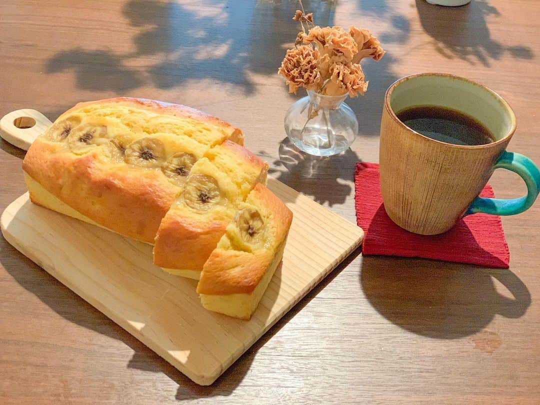 松山愛里さんのインスタグラム写真 - (松山愛里Instagram)「. 今日のおやつはバナナケーキ🍌 完熟バナナの甘さを活かして 砂糖はほとんど入れずに作ってみました〜 優しい甘さに癒される🧚‍♀️ . 今日は @artless_craft_staff のコーヒー☕️💐 . #おうち時間 #バナナケーキ #coffee #インスタによくバナナケーキ出てくるから食べたくなった🍌」4月20日 15時44分 - airi__matsuyama