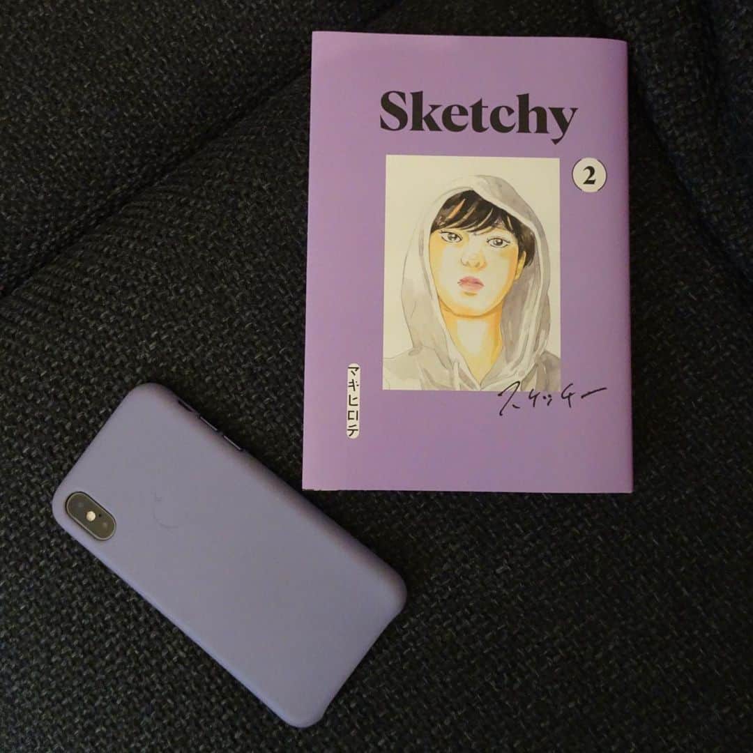 マキヒロチのインスタグラム：「『Sketchy』②本日発売です！現状まだ多くの方に読んでもらうことができておらず、まだまだ始まったばかりで描きたいことは山盛りなのですが連載を続けていくのも厳しい状況になるかもしれません。ネットでは試し読みが転がっていますので、そちらを読んでもし気に入っていただけたら買ってもらえるととても嬉しいです！スケーターカルチャーをもっと世の中の人に知って欲しいです！ ちなみにデザイナーの大島依提亜さんがチョイスしてくれたライラック色が気に入りすぎてiPhoneケースを同じような色にしてしまいました💜 #sketchy」
