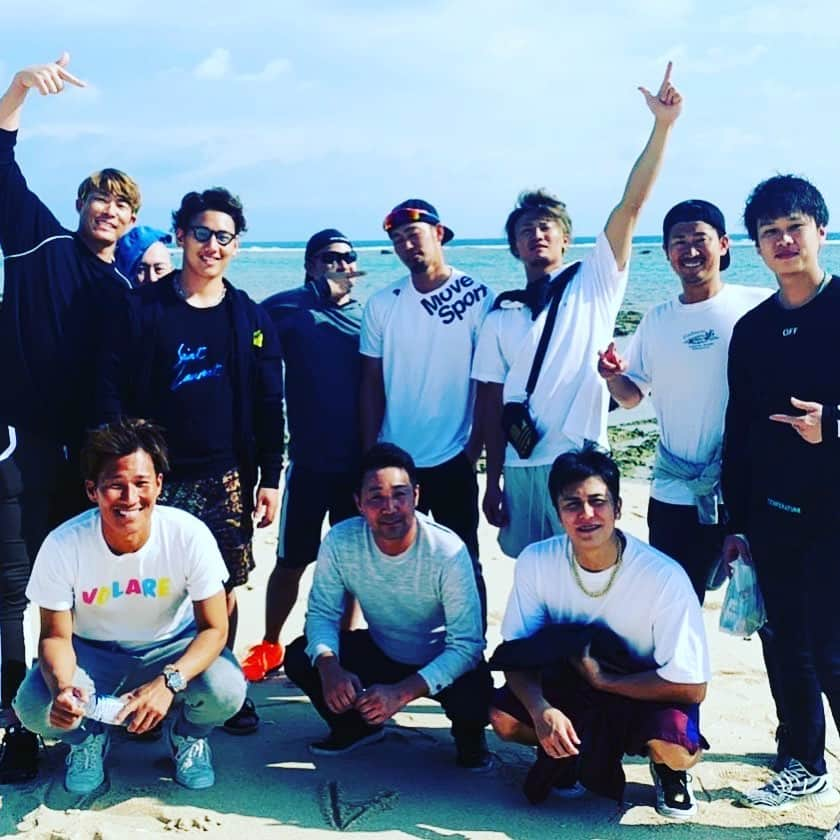 藤井淳志さんのインスタグラム写真 - (藤井淳志Instagram)「沖縄自主トレオフin久高島！ この顔になってる理由はYouTube「ビデオFJ」で確認！！！ 早くコロナが収束して、みんなが明るくなりますように。 少しでも笑顔にできる動画をアップしていきます！ 「ビデオFJ」 チャンネル登録よろしくお願いします。 #藤井淳志#中日ドラゴンズ#糸井嘉男#西川遥輝#吉田正尚#動画をプロに編集してもらったら見違えるほどになった#プロはすげぇ」4月20日 15時46分 - atsushi.fj4