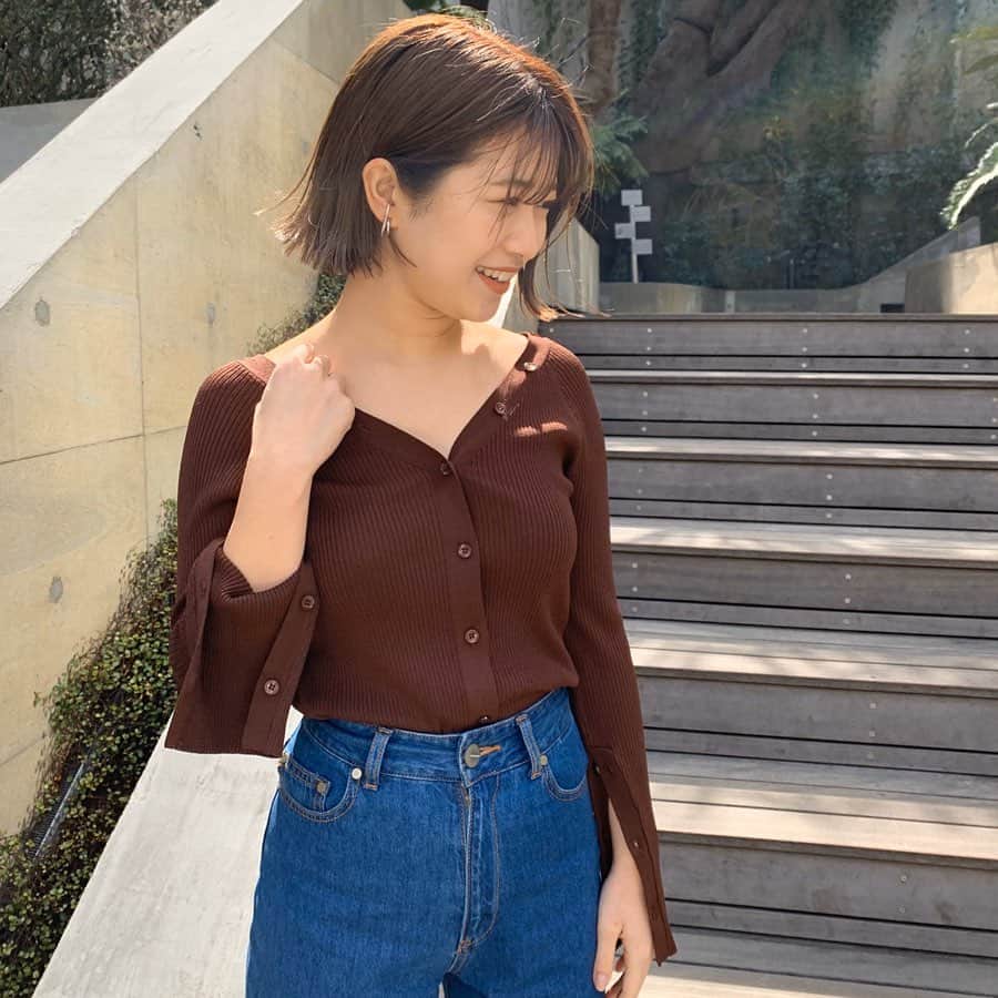 のインスタグラム：「【PICKUP STYLING】 〈ルミネ有楽町〉YAMAWAKI(@lagunamoon_madoka ) Vネックタイトリブニットカーディガン price...¥10,000(+tax) color...IVO/LVD/BRN size...Free（身長156cm ボトムSサイズ着用) タイトなシルエットのリブニットカーディガンはボタンを閉めてプルオーバーとして着るのもオススメ。 ・ ______________ プロフィールのURLよりご覧頂けます。 #LAGUNAMOON #LAGUNAMOON_SHOP」