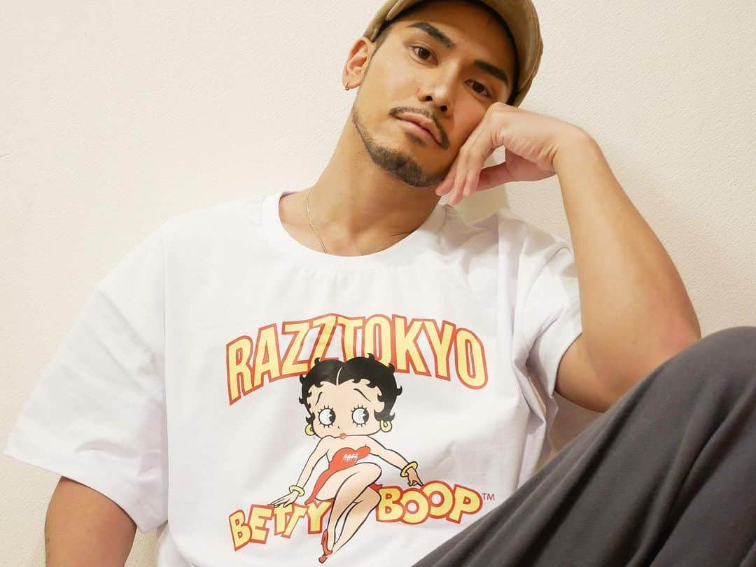 のインスタグラム：「@razztokyo @arata1012 . 6th ANNIVERSARY. . 俺は超オーバーサイズでゆったりと✔︎ . コロナ落ち着いたらヘビロテ確定✔︎. . #razztokyo #BITTER #ビタ男」