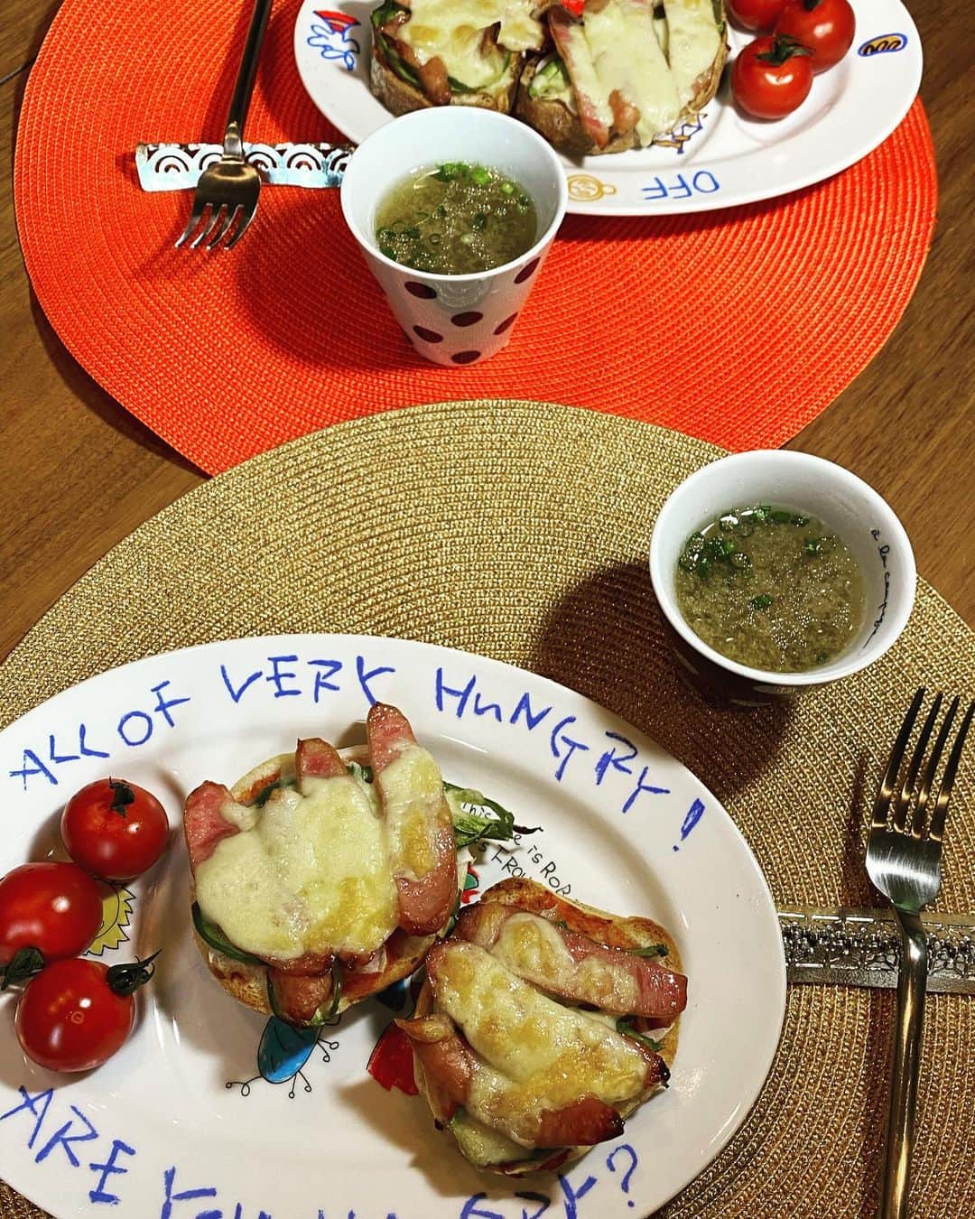 田中杏子さんのインスタグラム写真 - (田中杏子Instagram)「ランチはピザトースト💕  お腹空きすぎて、とにかく撮るみたいな、 えらい雑な盛り付けと写真💦💦💦 ペロリと平らげ、足りないので さらに追加ピザトースト作ってます🍕 追加のソーセージは小さくカット。  スープは、昨夜の鶏鍋の残り。  #akotanaka #私はオールグルテンフリーの米粉パン」4月20日 15時52分 - akoakotanaka