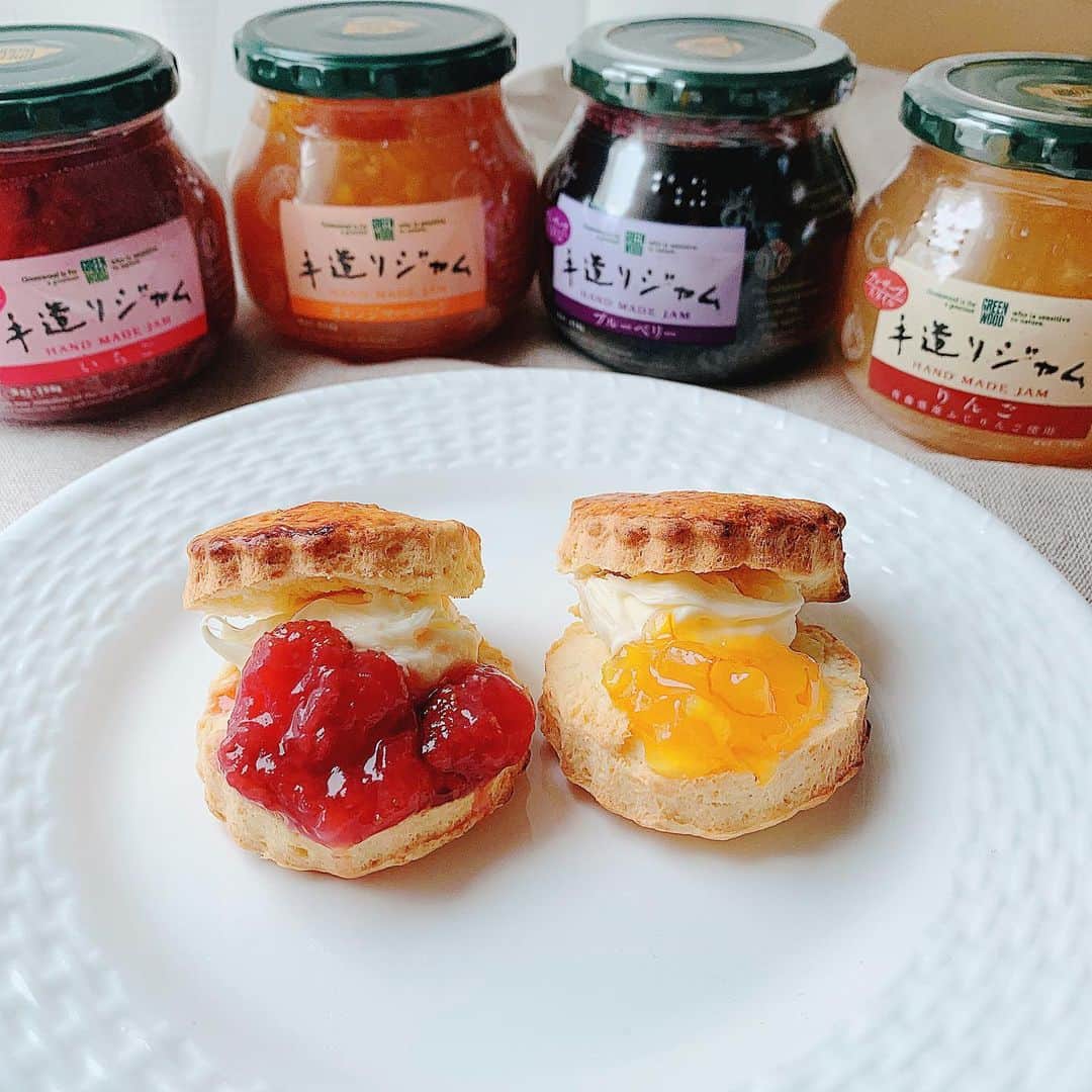 川村桃子さんのインスタグラム写真 - (川村桃子Instagram)「⠀ GREEN WOOD手造りジャムは、お家で作るみたいに果実ゴロっと&食品添加物を使ってないからダイレクトに果物の美味しさが伝わってくる！ スコーンにクロテッドクリームとジャムをタップリ乗せて☻⠀ ⠀ マーマレードはスペアリブに。⠀ 嫌な苦味が無くて食べやすいマーマレード初めて！ (マーマレードの苦味が苦手であまり食べないんです) ⠀ このジャム………美味しい！笑⠀ ⠀ #グリーンウッド手造りジャム #greenwood #kanpy #桃子の手作り #スコーン #scone #おうち時間 #カンピー #ジャム活 #homemade #food #sweets #instafood #ジャムの日」4月20日 15時55分 - momo_k1014