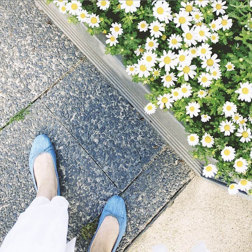 佃加菜さんのインスタグラム写真 - (佃加菜Instagram)「買い出しに💐 そのまんま履けるの楽✿ #porselli」4月20日 16時00分 - tsukuda_kana
