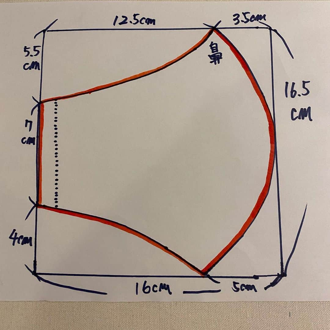 宮川大輔さんのインスタグラム写真 - (宮川大輔Instagram)「宮川家のマスクの作り方です‼️ ※あくまでも簡易的なものです！ ①まず型を作ってください ※最後に縫ってから裏返しますので型より出来上がりは小さくなります。後、僕は少ししゃくれてます！ご自身に合わせて作ってください ②100均のバイアステープとコードストッパーです。 ③お好きな生地で表裏を2枚ずつとガーゼ2枚を切ってください ④では縫います いちばん大きなアーチ部分を端から5ﾐﾘで縫ってください。 それぞれ全部同じやり方で縫ってください。 ⑤それを3枚重ねます。 少し分かりにくいですがバンダナとバンダナの部分を裏返すのでこれで真ん中にガーゼがきます ※後編に動画で裏返すところをアップしますので、それみた方が分かりやすいかもです。 ⑥これを重ねて待ち針でとめて縫いやすいようにします ※後編に続きます😊」4月20日 16時07分 - miyagawadai