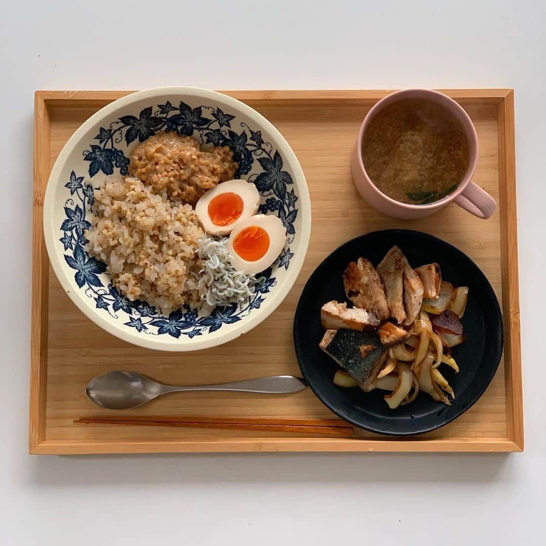 斎藤なりのインスタグラム：「大好きな味玉の作り方🥬🐥 【材料】(作りやすい量 10個分) ☑︎茹で卵…10個 漬け汁 ☑︎醤油…2分1カップ ☑︎砂糖…大さじ2 ☑︎ウスターソース…大さじ1 ☑︎水…1カップ . 【作り方】 漬け汁の材料を全て混ぜて ラップをかけず1分、レンチン それに卵を1時間以上漬けたら完成💮 一晩寝かせば最高にしみしみで美味しいから いつも夜な夜な仕込んでる🐥 ---------------------------------------------------- 【美味しい茹で卵の作り方】 フライパンに3〜4cmの深さでお湯沸かす。 その中に卵を割れないようそっと入れ煮立ったら蓋。 強めの中火で(とろとろ…6分、半熟…8分、固茹…11分) ※この時沸騰をキープ 茹で終わった冷水にとり皮剥いて完成💮 ---------------------------------------------------- 是非やってみてね🌷 食べた感想も教えて〜！ #となりの食卓  #料理好きな人と繋がりたい #料理友達募集中　#朝ごはん #朝ごはんの記録 #おうちあさごはん #おうちごはん #あさごはん #いえごはん #家ごはん #朝食 #iegohanphoto #フーディーテーブル #和食 #和食朝ごはん #和食ごはん #豊かな食卓 #朝時間 #私のおいしい写真 #丁寧な暮らし #私のおいしい写真 #iPhone写真 #料理 #料理写真 #wp_deli_japan #mycook365 #てづくりごはん365 #キッチングラム #おうちごはんlover #タベリー」