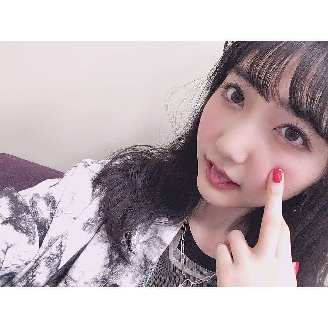 加藤咲希のインスタグラム：「5Gファッションデータ見てくれましたか~？？ . . . . なかなかに難しいお題でしたが頑張ったので沢山の人に見てもらえると嬉しいです💖 . . . . . . . . #nicola #ニコラ #モデル #ニコモ #ニコラモデル #加藤咲希 #かとぅ #かとっこ🐱🌸 #カチューシャ #黒髪 #タイダイ柄 #モノトーンコーデ #チュールシャツ #ネックレス #シルバーアクセサリー #かっこいい #自撮り #地鶏 #オフショ #オフショット #5Gファッションデータ」