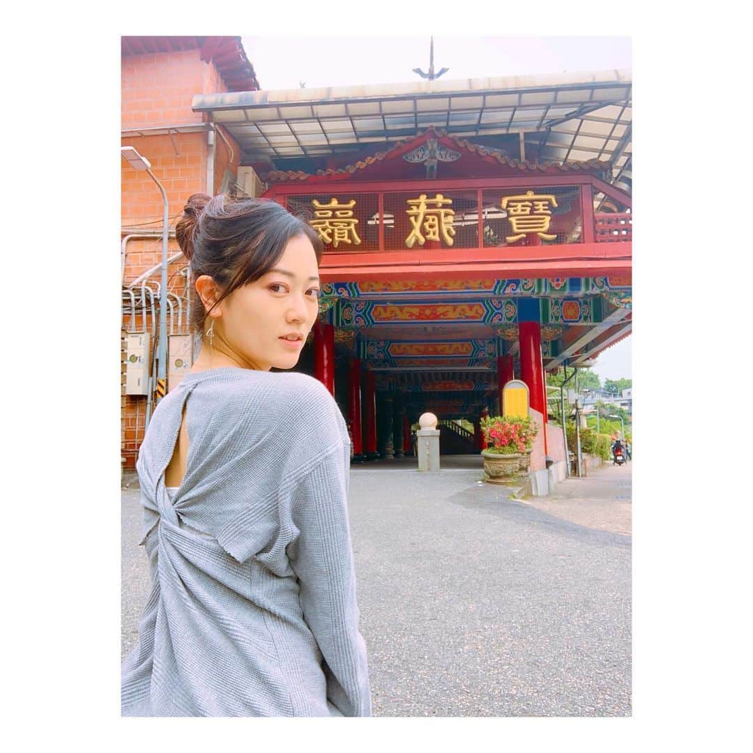 のインスタグラム：「.﻿ .﻿ ﻿ 今日はちょっと寄り道して『寶藏巖』を覗いたよ♡﻿ ﻿ ﻿ こっちの所謂『お寺』は外装がいかにも！って感じです(*´ｪ｀*)﻿ ﻿ ﻿ ﻿ ﻿ #台湾﻿ #台湾生活﻿ #寶藏巖國際藝術村」