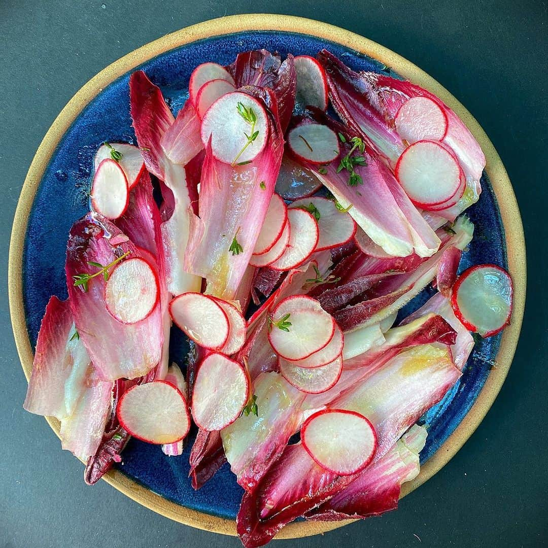 ナイジェラ・ローソンさんのインスタグラム写真 - (ナイジェラ・ローソンInstagram)「One of the many wonderful things about both chicory and radishes beside their taste - the one bitter, the other peppery - and their beauty, is that they last so long. Found both in the salad drawer of fridge with a March best-before date (not that I’m a great one ever for obeying these strictures) and made this joyous salad. Dressing is just lemon juice, extra virgin olive oil, Maldon salt; thyme sprinkled over. Cold ham out of shot, but very pleasing tonally! (And beautiful plate by @skandihus_london)」4月20日 21時39分 - nigellalawson