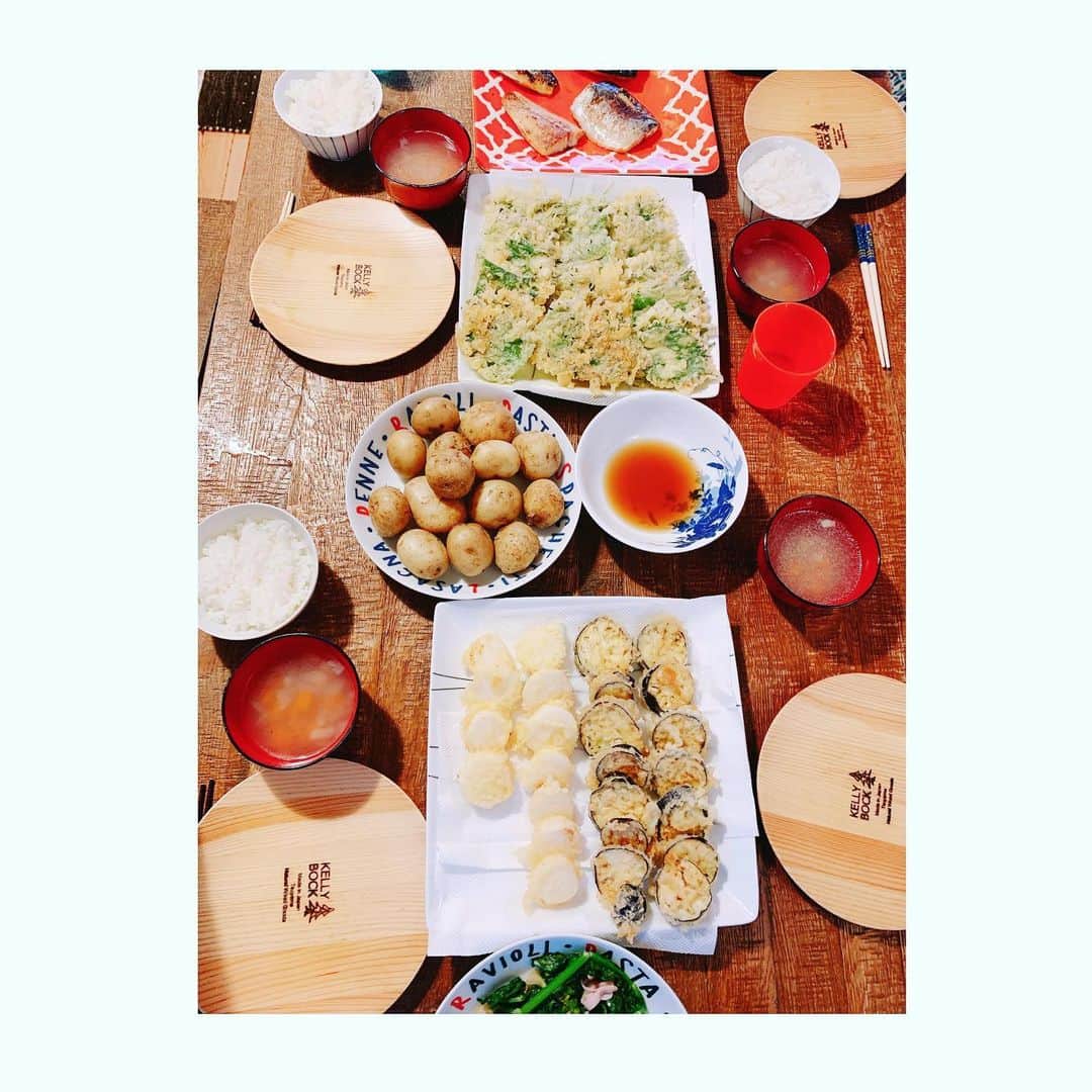 若林翔子のインスタグラム：「困った時は天ぷら♡  #大葉の天ぷら　#なす　#ながいも　 #新じゃがバター　#セロリの炒め物 #焼きサバ #野菜スープ」