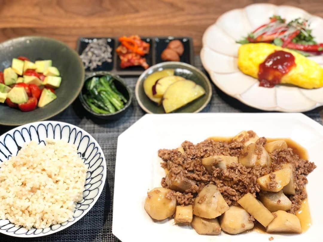 西木恵美里のインスタグラム：「右奥のを普通の卵焼きにしたら良かったと後悔していますご飯🤦🏻‍♀️✨﻿ ﻿ ﻿ ◻️里芋のひき肉あんかけ﻿ ◻️アボカドとトマトのにんにくサラダ﻿ ◻️チーズオムレツ﻿ ◻️さつまいもの甘煮﻿ ◻️ほうれん草のお浸し﻿ ◻️梅干し、キムチ、塩昆布﻿ ﻿ チーズがあったから…オムレツにしたんですけどね…ナンセンスだわ…🙄」