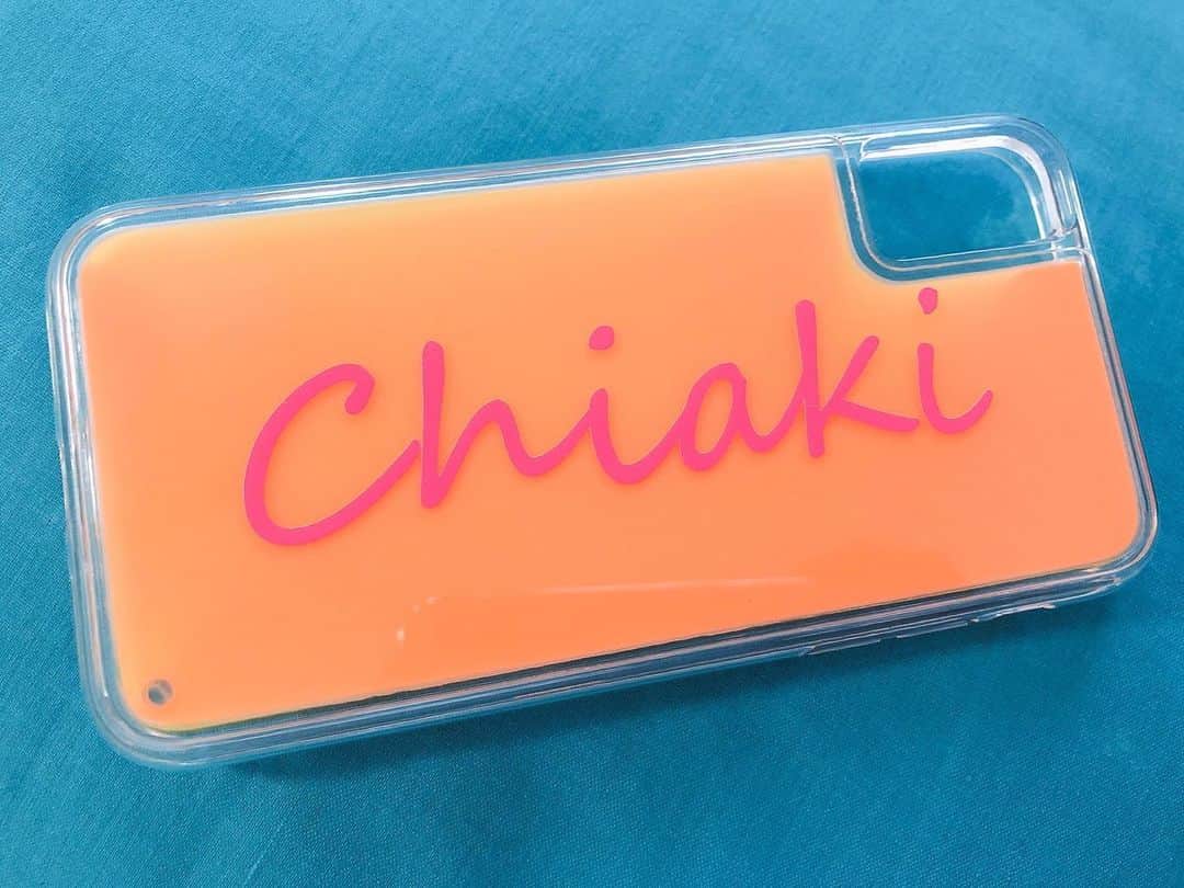 吉川千愛のインスタグラム：「New iPhoneケース🧡💛﻿ 名前入りのは初めて☺️﻿ ﻿ 夏に向けて﻿ トロピカルな色にしたー♪﻿ かわいい！﻿ シリコンなのも推せる！﻿ ﻿ @ibonita_official ﻿ #ibonita ﻿ #アイボニータ ﻿ #オリジナルiPhoneケース #iPhoneケース ﻿ #iPhonecase﻿ #スマホケース﻿ #こんにちあ﻿ #あいんちゅ﻿ #吉川千愛」
