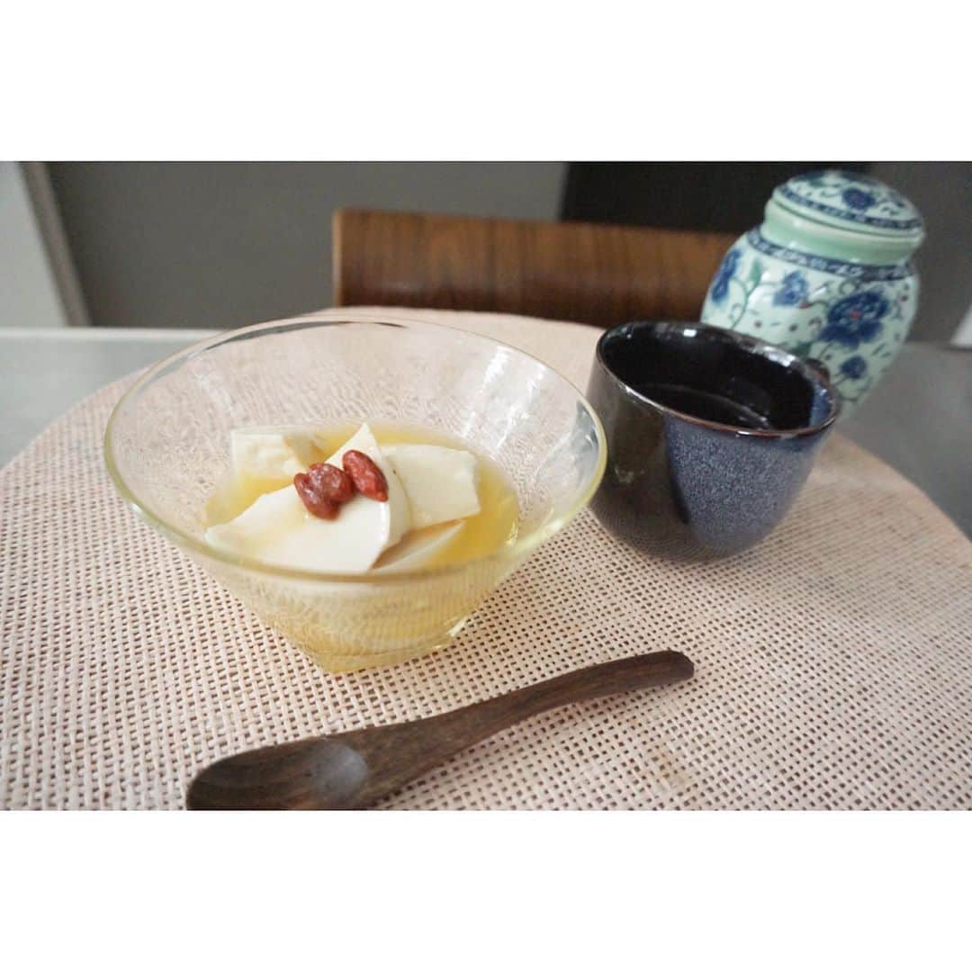 乙黒えりのインスタグラム：「コメントいただいたので、 大好きな豆花作ってみましたよ！ 豆乳、寒天が菌ケア★  鍋で(私は無調整を使いました)豆乳　300ml に　寒天粉　1g (0.8gくらいの方がとろとろでいいかも) を混ぜながら沸騰させ 火を止めたら てんさいオリゴ糖　大さじ1 を入れてから 型に流し込み荒熱を取ってから冷蔵庫で冷やす。 ジャスミンティーで乾燥クコの実を戻しておく。 ジャスミンティーとオリゴ糖シロップをお好みでかけて召し上がってください。 さっぱり系菌ケアスイーツです✨  中国の烏龍茶と一緒に頂きます☺️ #豆花　#台湾スイーツ　#台湾LOVE  #ジャスミンシロップ #さっぱりスイーツ #おうち時間」