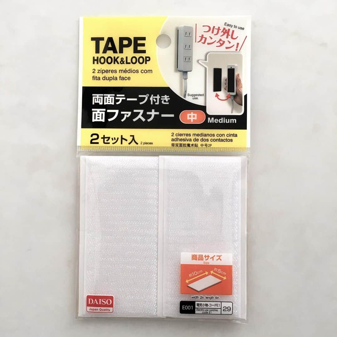 akaneさんのインスタグラム写真 - (akaneInstagram)「2020.4.20  掃除機のコード類や家電のコードがだらんって床にあると掃除するのも面倒ですよね😅  なので浮かせられるものは浮かせるがモットーの私w  コンセントタップも壁につけちゃいました🎶  リビングの隅に掃除機を収納してるというか、立て掛けているだけだけど😂  他にもチェストの上に乗せてるプリンターやケータイの充電器など、コード類が沢山あるのでまとめました！  我が家はチェストがすぐそばにあるのでそこにはりつけましたが、壁に取り付ける事も可能👌  使ったのはダイソーの『面ファスナー』と、何回も繰り返し貼れる同じくダイソーの『くりぴたフック』  詳しくはブログに書いてますので宜しければご覧下さい💁‍♀️ . コンセントタップ▶︎#無印良品 面ファスナー　▶︎#ダイソー くりぴたフック▶︎#ダイソー  #organize#living#dyson  #リビング#リビング収納#コンセント収納 #コンセントタップ#時短収納#無印#無印良品収納 #コード収納#収納アイデア#整理収納アドバイザー#整理収納」4月20日 16時33分 - a.organize