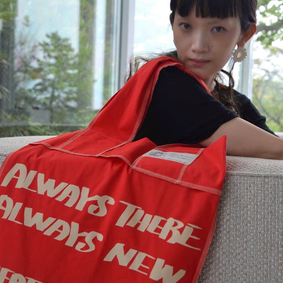シアタープロダクツのインスタグラム：「オーバーロックトートバッグ ￥4,000 COLOR：RED,NATURAL --------------- #theatreproducts #シアタープロダクツ #totebag #cottonbag  #コデマリイ」