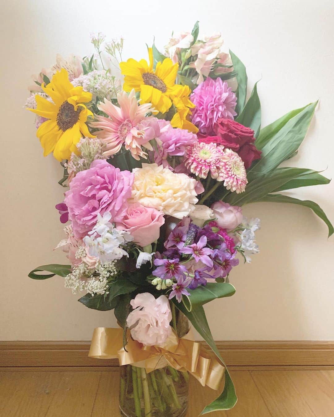 板橋瑠美さんのインスタグラム写真 - (板橋瑠美Instagram)「今日は私のANNIVERSARY♡﻿ ﻿ ﻿ 記念すべき記念日です💕﻿ ﻿ ﻿ 感謝をする日です❤️﻿ ﻿ ﻿ モデルをスタートし、 16周年を迎えることができました。全てにおいてありがとう。﻿ ﻿ ﻿ ﻿ 写真は、去年15周年パーティーが終わった後に、﻿ ﻿ みんなからもらったお花を﻿ 可愛い花を少しずつ一つにまとめて花瓶へ入れた、愛の詰まったお花です💕」4月20日 16時40分 - rumi_official_0616