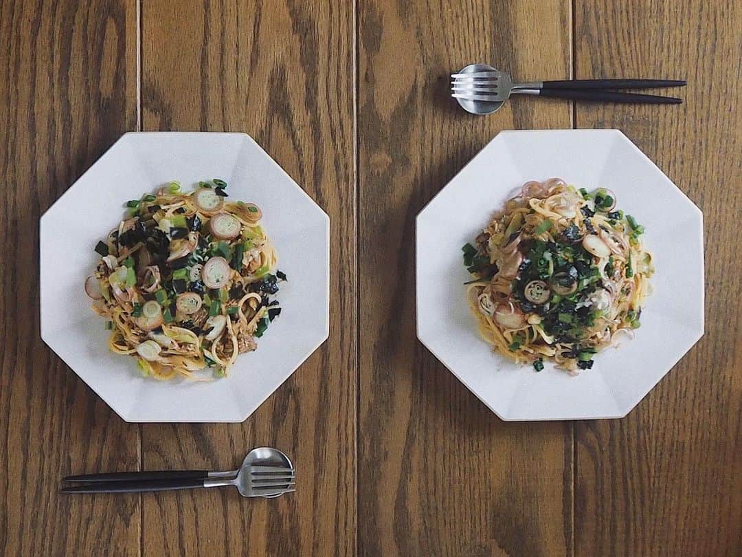 猪鼻ちひろのインスタグラム：「🐟👩🏻‍🍳❣️ SHIORIさんの鯖缶パスタ作ってみた！ 簡単で美味しいって最高だし いつもSHIORIさんの可愛さにも元気をもらっています。 1.5〜2人前作っちゃって(まっ、完食したけど🤫←笑) 新しいお皿を使いたかったので丁度いいじゃん ってことでフライパンから出して、 お皿に盛ってみた♡ うつわが変わるだけでこんなにも気分が変わるんだって ワクワクしたおうちランチ。 今日の歩数30歩未満だし、さすがに夜ご飯ヘルシーにしよう お昼食べながら夜ご飯何にしようって考える毎日です😂 #匂わせ← 一応 #カトラリー #2人分 笑 #大盛りチャレンジ #あっさり #完食 #ひとりでチャレンジする意味 #shioriレシピ #shiori さん #可愛すぎるよねぇ #ゆきちゃんデザイン #エニ #eni #うつわ好き #ちひろのごはん #ちひろkitchen」
