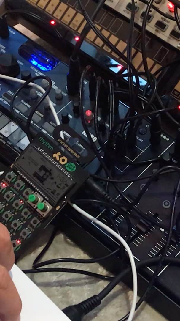 井手大介のインスタグラム：「Playing my #korgvolca & #pocketoperator #synth #oldschoolbeats」