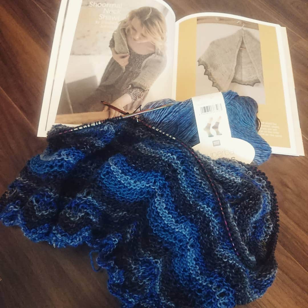 長久保智子さんのインスタグラム写真 - (長久保智子Instagram)「My love ladies series Part2 💙 The blue yarn→ from Jane. This pattern→Elizabeth Johnston @shetlandhandspun 「Shoormal Neck Shawl」 from SWW Annual 2017 * 大好きな女性達～シリーズpart2 (笑) 毛糸はエジンバラのマザーJaneから。今回のパターンはSWW 2017 から 。Elizabeth Johnston  の ショール。 こういう風に組み合わせると、うれしくて編みながらどうもずーっとニコニコしてしまう～💙 そして、もう編み図も出来上がってるから楽チン楽チン(笑)  #shetlandwoolweek #shetlandwoolweekannual2017  #shetlandknitting #elizabethjohnston #shoormal #shetlandhandspun #ricodesign #ricoyarn #ricodesignyarn #shawlknittingaddict #knittingshawl #shawlknitting #shawlknittinglove #shetlandlove  #ショール編み #シェットランドレース #編み物のある暮らし」4月20日 16時58分 - satoko.tricot_the