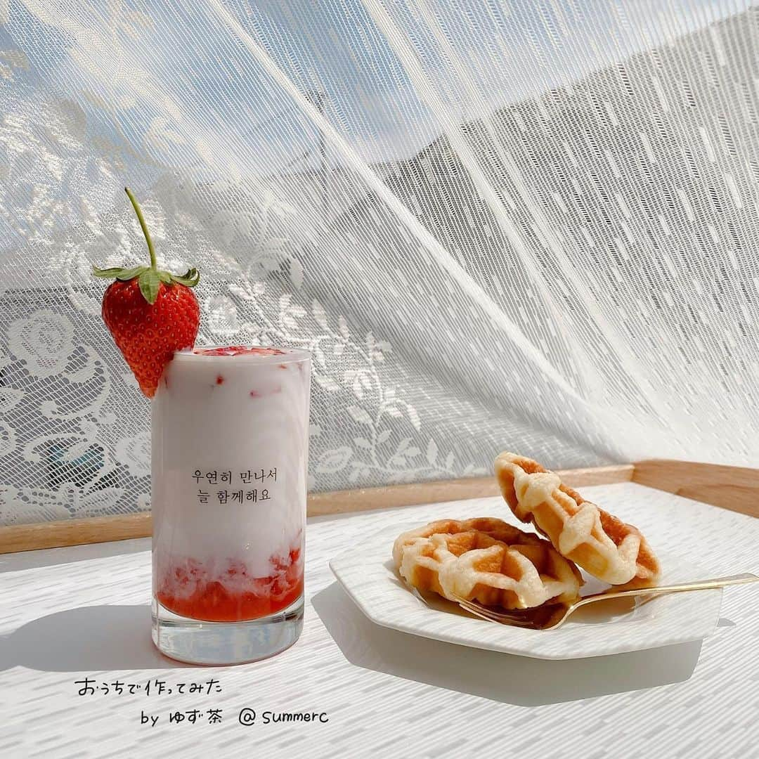 ハルハルさんのインスタグラム写真 - (ハルハルInstagram)「#おうちカフェ シリーズ🍓🍓 見た目もかわいいセンタルギウユの作り方◌︎𓈒𓏸  あんにょん！ ハルハル編集部のみみちゃんです🐰  いま流行りのおうちカフェの中でも ひときわ映えて簡単に作れる #センタルギウユ の作り方をご紹介します⿻  材料は2枚目、作り方は3枚目以降を 参考にしてみてくださいね ⸜❤︎⸝ いいな…♡と思ったら飛行機マークからシェアしてください*⋆✈︎ 質問やメッセージはコメントからおねがいします！  ｰｰｰｰｰｰｰｰｰｰｰｰｰ  #ハルスタ や #ハルハル をタグ付けしていただくと、 ハルハルの記事やInstagramに投稿させていただく場合がございます #하루스타 #하루하루 를 태그 하시면 하루하루의 기사와 인스타그램에서 사용할 가능성이 있습니다  ｰｰｰｰｰｰｰｰｰｰｰｰｰ  #いちご牛乳 #お家カフェ #ホームカフェ #韓国カフェ風 #생딸기우유 #딸기우유 #맛있다그램 #쿡스타그램 #인스타푸드 #딸기 #카페 #리얼딸기우유 #인스타푸드 #카페스타그램 #🍓 #🥛 #🍓🥛#センタルギウユの作り方」4月20日 17時00分 - haruharu_furyu