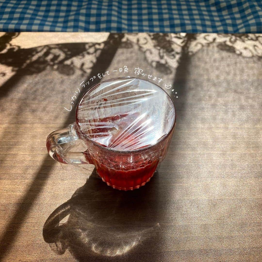 ハルハルさんのインスタグラム写真 - (ハルハルInstagram)「#おうちカフェ シリーズ🍓🍓 見た目もかわいいセンタルギウユの作り方◌︎𓈒𓏸  あんにょん！ ハルハル編集部のみみちゃんです🐰  いま流行りのおうちカフェの中でも ひときわ映えて簡単に作れる #センタルギウユ の作り方をご紹介します⿻  材料は2枚目、作り方は3枚目以降を 参考にしてみてくださいね ⸜❤︎⸝ いいな…♡と思ったら飛行機マークからシェアしてください*⋆✈︎ 質問やメッセージはコメントからおねがいします！  ｰｰｰｰｰｰｰｰｰｰｰｰｰ  #ハルスタ や #ハルハル をタグ付けしていただくと、 ハルハルの記事やInstagramに投稿させていただく場合がございます #하루스타 #하루하루 를 태그 하시면 하루하루의 기사와 인스타그램에서 사용할 가능성이 있습니다  ｰｰｰｰｰｰｰｰｰｰｰｰｰ  #いちご牛乳 #お家カフェ #ホームカフェ #韓国カフェ風 #생딸기우유 #딸기우유 #맛있다그램 #쿡스타그램 #인스타푸드 #딸기 #카페 #리얼딸기우유 #인스타푸드 #카페스타그램 #🍓 #🥛 #🍓🥛#センタルギウユの作り方」4月20日 17時00分 - haruharu_furyu