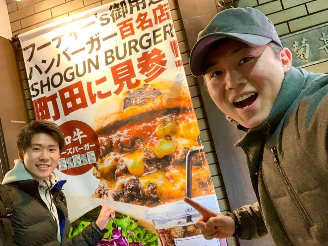 わっきーさんのインスタグラム写真 - (わっきーInstagram)「富山で有名な焼肉屋「大将軍」のハンバーガーショップへ。 こちらは町田店。 k-1の現役選手、東本さんが店長をされていて、K-1ジム相模大野KRESTの選手もしょっちゅう食べに来てるらしい。  和牛100%で冷凍は一切使わない。 肉の弾力と肉汁がたまらなくうまい。 TOKYOクラフトも飲めるので、これは貴重。  YouTubeで公開していますので、良かったら是非👍  SHOGUN BURGER 町田店 東京都町田市原町田６丁目１１−１４ 菊甚ビル 042-850-9338  #shogunburger  #shogunburger_machida  #shogunburger_shinjyuku  #大将軍  #焼肉大将軍  #ハンバーガー  #和牛ハンバーガー  #黒毛和牛  #k1  #東京グルメ  #町田グルメ  #町田ランチ  #町田ハンバーガー  #富山グルメ  #youtube #youtuber #ユーチューブ #わっきーtv #わっきー #食レポ #飯テロ #飯テロ動画」4月20日 17時01分 - makoto_ishiwaki