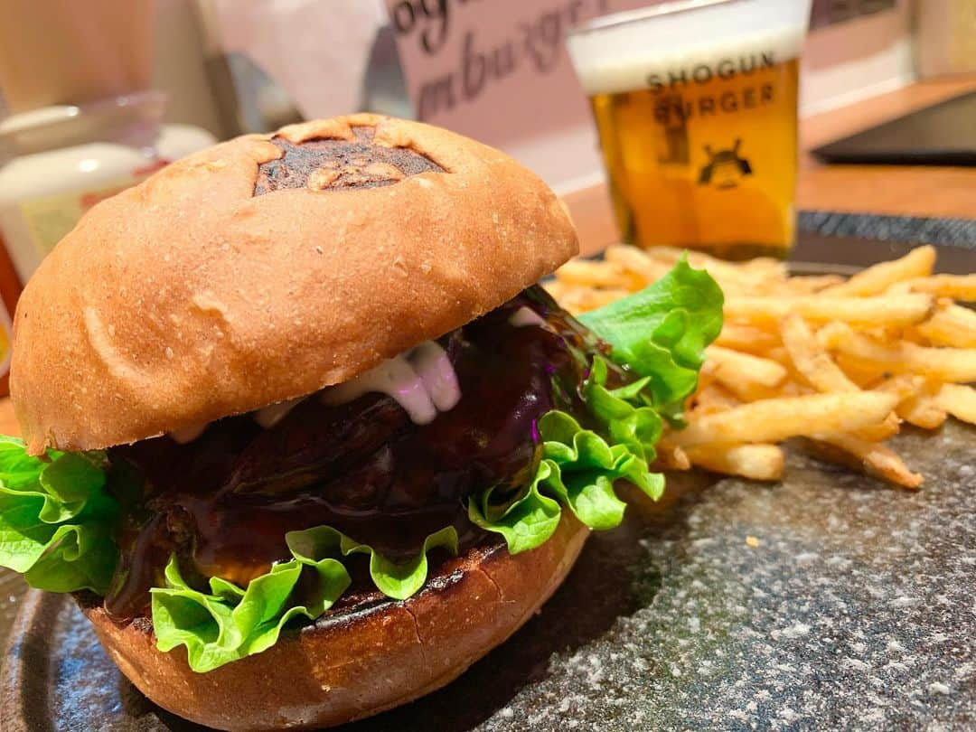 わっきーさんのインスタグラム写真 - (わっきーInstagram)「富山で有名な焼肉屋「大将軍」のハンバーガーショップへ。 こちらは町田店。 k-1の現役選手、東本さんが店長をされていて、K-1ジム相模大野KRESTの選手もしょっちゅう食べに来てるらしい。  和牛100%で冷凍は一切使わない。 肉の弾力と肉汁がたまらなくうまい。 TOKYOクラフトも飲めるので、これは貴重。  YouTubeで公開していますので、良かったら是非👍  SHOGUN BURGER 町田店 東京都町田市原町田６丁目１１−１４ 菊甚ビル 042-850-9338  #shogunburger  #shogunburger_machida  #shogunburger_shinjyuku  #大将軍  #焼肉大将軍  #ハンバーガー  #和牛ハンバーガー  #黒毛和牛  #k1  #東京グルメ  #町田グルメ  #町田ランチ  #町田ハンバーガー  #富山グルメ  #youtube #youtuber #ユーチューブ #わっきーtv #わっきー #食レポ #飯テロ #飯テロ動画」4月20日 17時01分 - makoto_ishiwaki